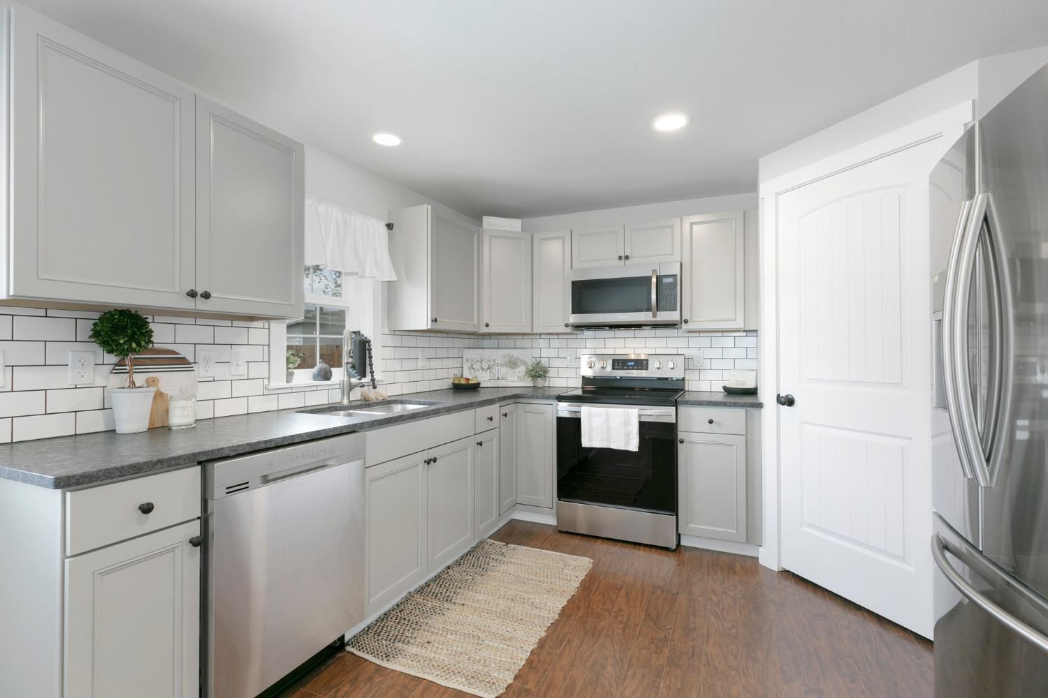 mal-and-joel-real-estate-yakima-wa-top-yakima-realtors-white-kitchen-with-grey-counter-tops