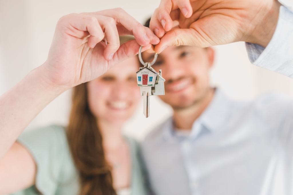 mal-and-joel-real-estate-yakima-wa-buy-a-home-couple-holding-keys-to-new-home