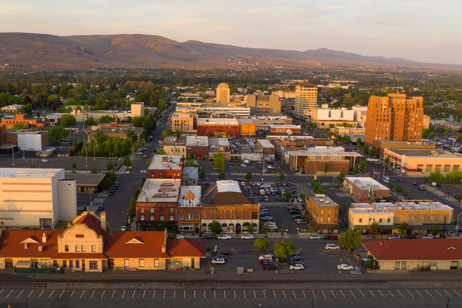 mal-and-joel-real-estate-yakima-buying-a-home-in-yakima-view-of-downtown-in-the-evening